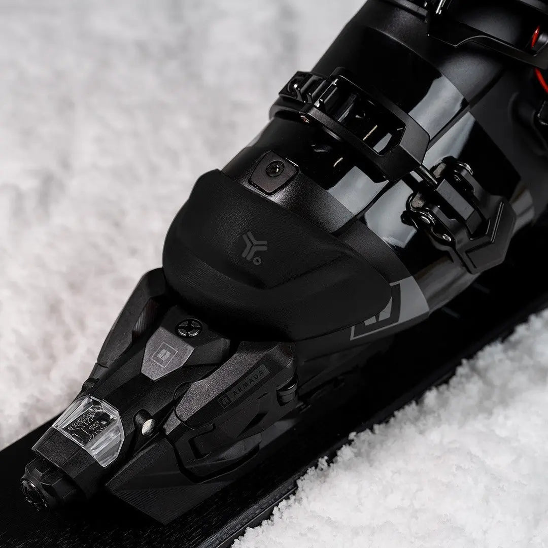 Bootcap 2.5 in Black - on ski